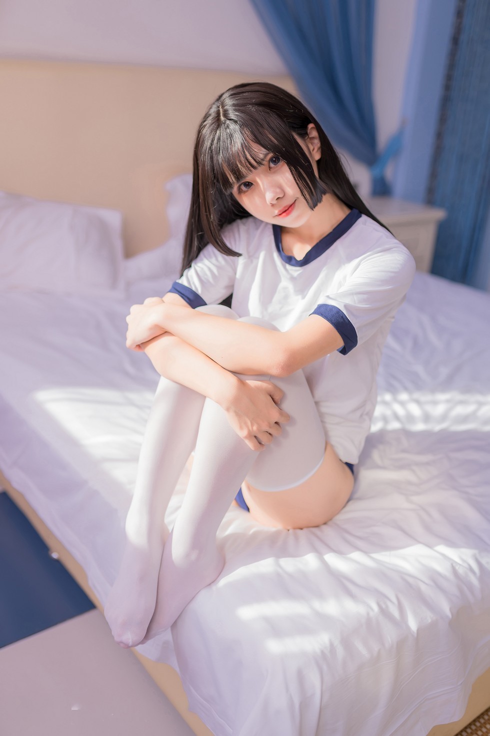[喵糖映画]Vol.264_白色运动服美少女午后阳光主题私房床上性感白丝袜秀美腿写真29P