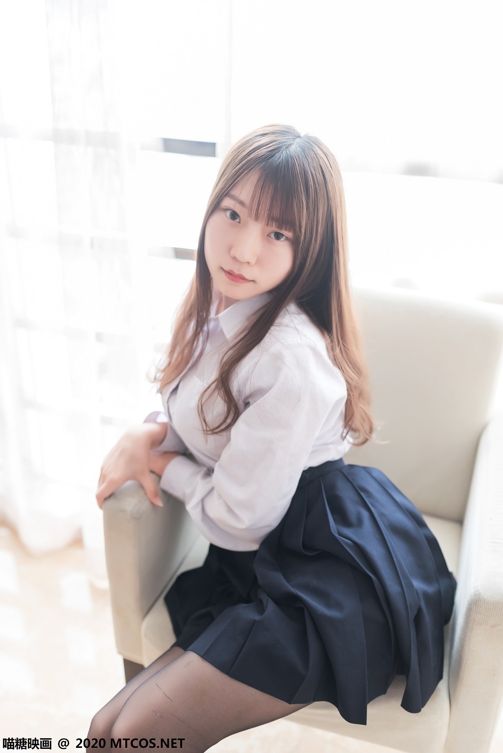 [喵糖映画]Vol.265_白衬衣黑短裙美少女春季暖阳主题私房黑丝裤袜秀美腿迷人写真36P