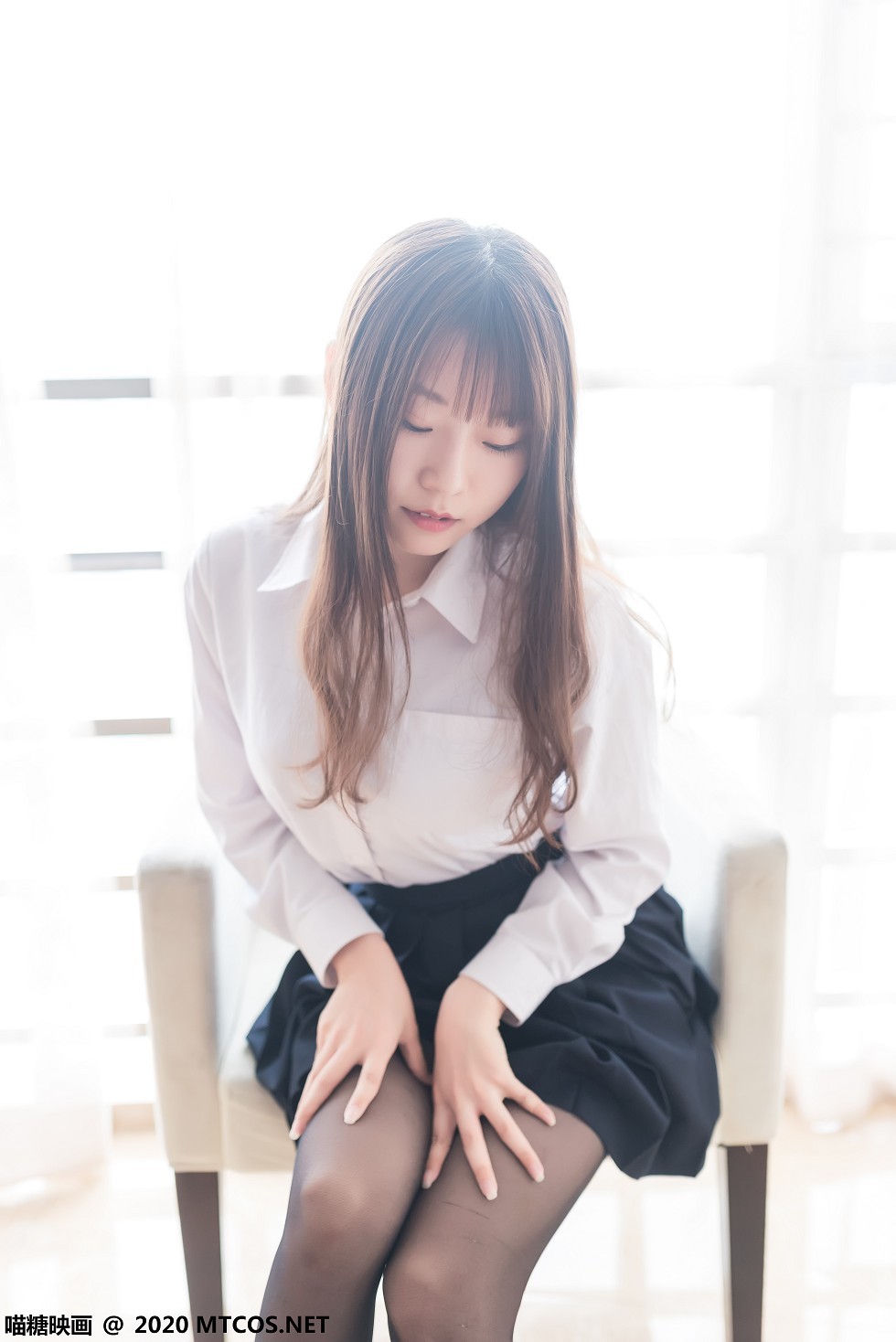 [喵糖映画]Vol.265_白衬衣黑短裙美少女春季暖阳主题私房黑丝裤袜秀美腿迷人写真36P