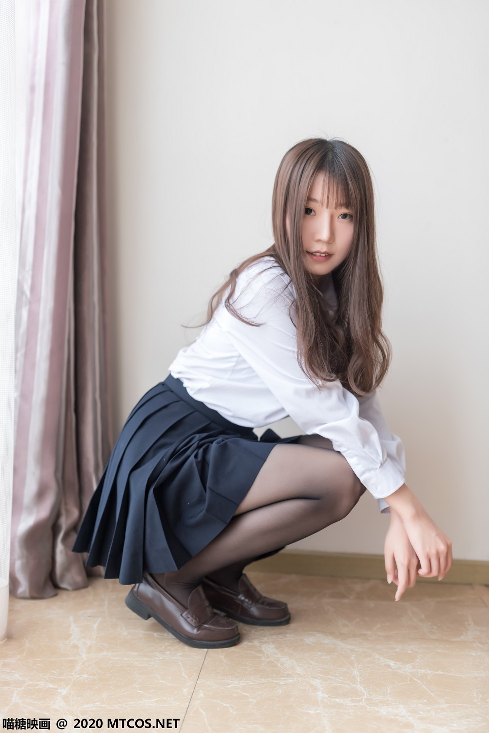 [喵糖映画]Vol.265_白衬衣黑短裙美少女春季暖阳主题私房黑丝裤袜秀美腿迷人写真36P
