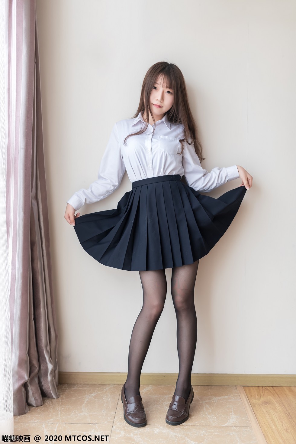 [喵糖映画]Vol.265_白衬衣黑短裙美少女春季暖阳主题私房黑丝裤袜秀美腿迷人写真36P