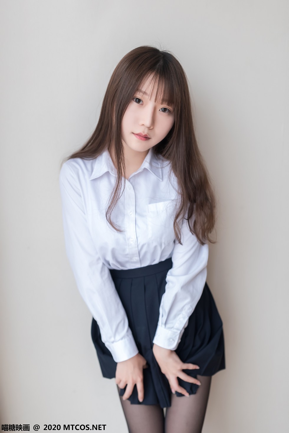 [喵糖映画]Vol.265_白衬衣黑短裙美少女春季暖阳主题私房黑丝裤袜秀美腿迷人写真36P