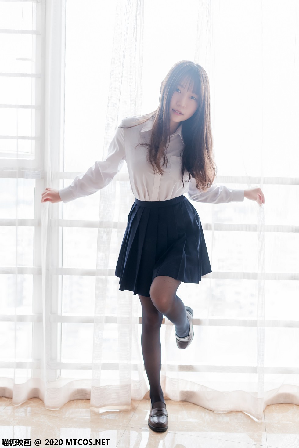 [喵糖映画]Vol.265_白衬衣黑短裙美少女春季暖阳主题私房黑丝裤袜秀美腿迷人写真36P