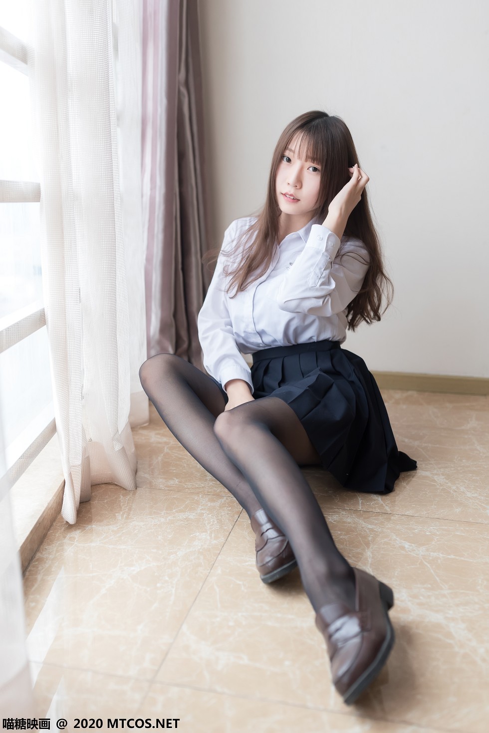 [喵糖映画]Vol.265_白衬衣黑短裙美少女春季暖阳主题私房黑丝裤袜秀美腿迷人写真36P