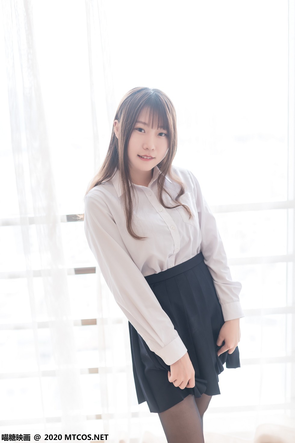 [喵糖映画]Vol.265_白衬衣黑短裙美少女春季暖阳主题私房黑丝裤袜秀美腿迷人写真36P