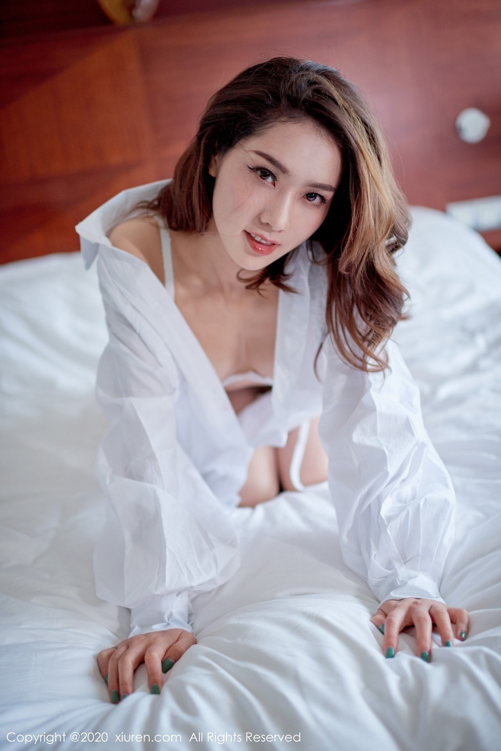 XiuRen第2627期_嫩模方子萱私房床上性感白衬衣配蕾丝内衣秀白嫩肌肤诱惑写真64P
