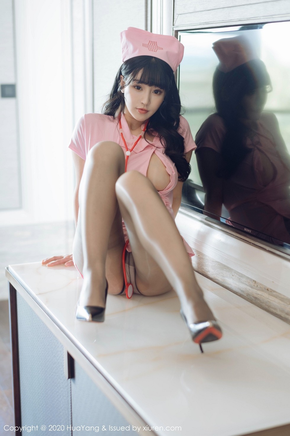 [HuaYang花漾]Vol.302_女神朱可儿Flower西双版纳旅拍粉色护士装秀火辣身材诱惑写真49P