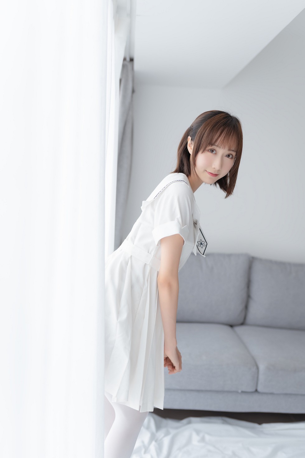 [喵糖映画]Vol.271_白色短裙美少女居家沙发上性感白丝裤袜秀美腿迷人写真39P