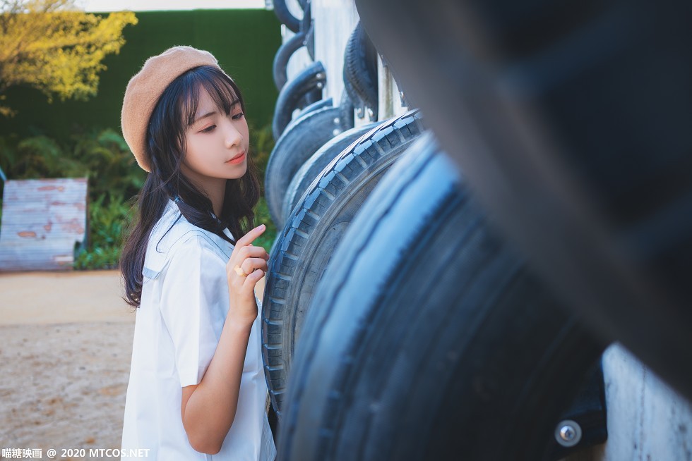 [喵糖映画]Vol.273_帽子美少女户外白云森林性感格子裙配白色腿袜秀美腿迷人写真28P