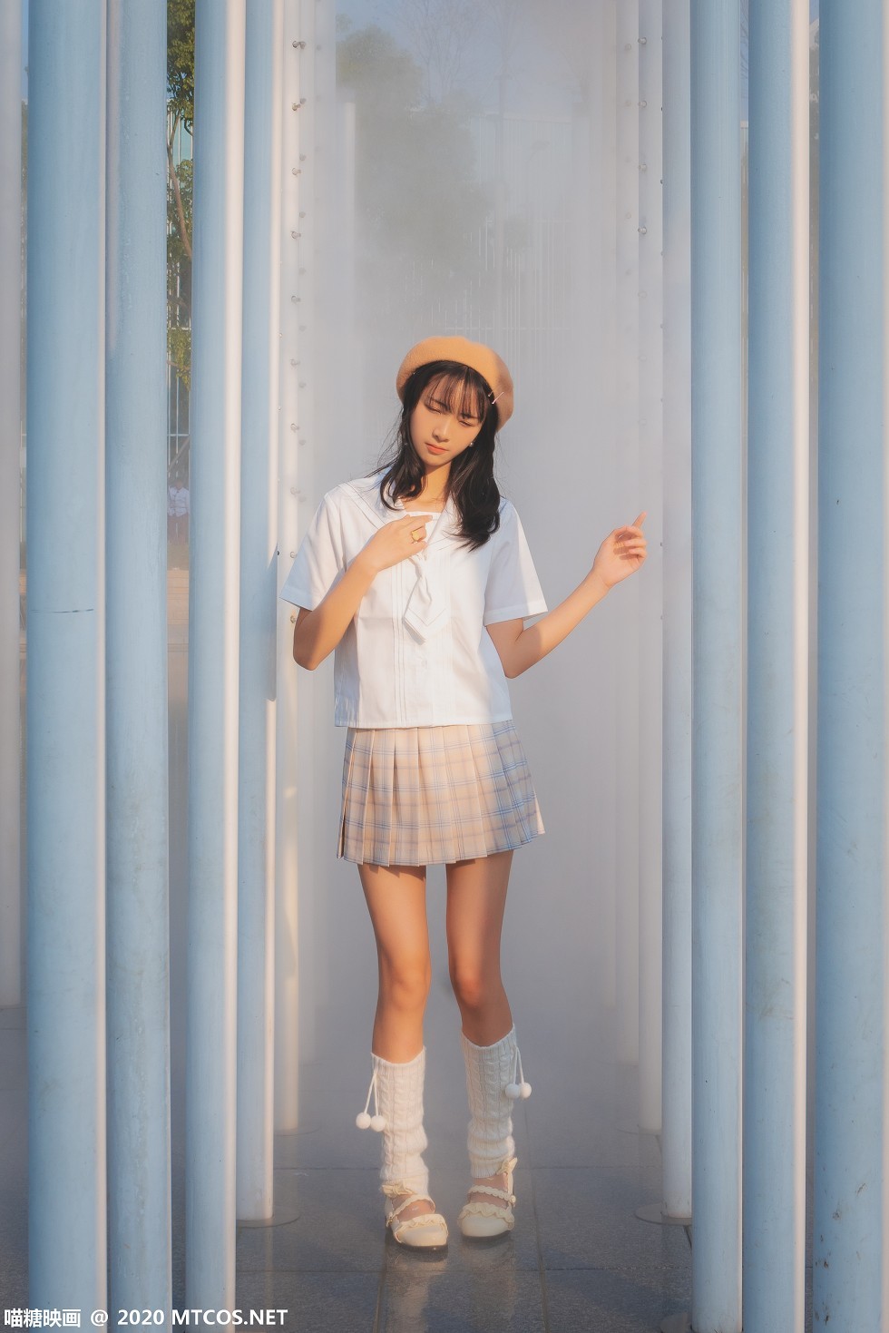 [喵糖映画]Vol.273_帽子美少女户外白云森林性感格子裙配白色腿袜秀美腿迷人写真28P