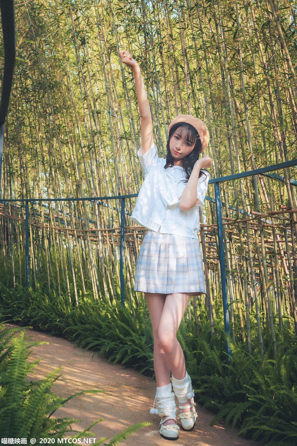 [喵糖映画]Vol.273_帽子美少女户外白云森林性感格子裙配白色腿袜秀美腿迷人写真28P