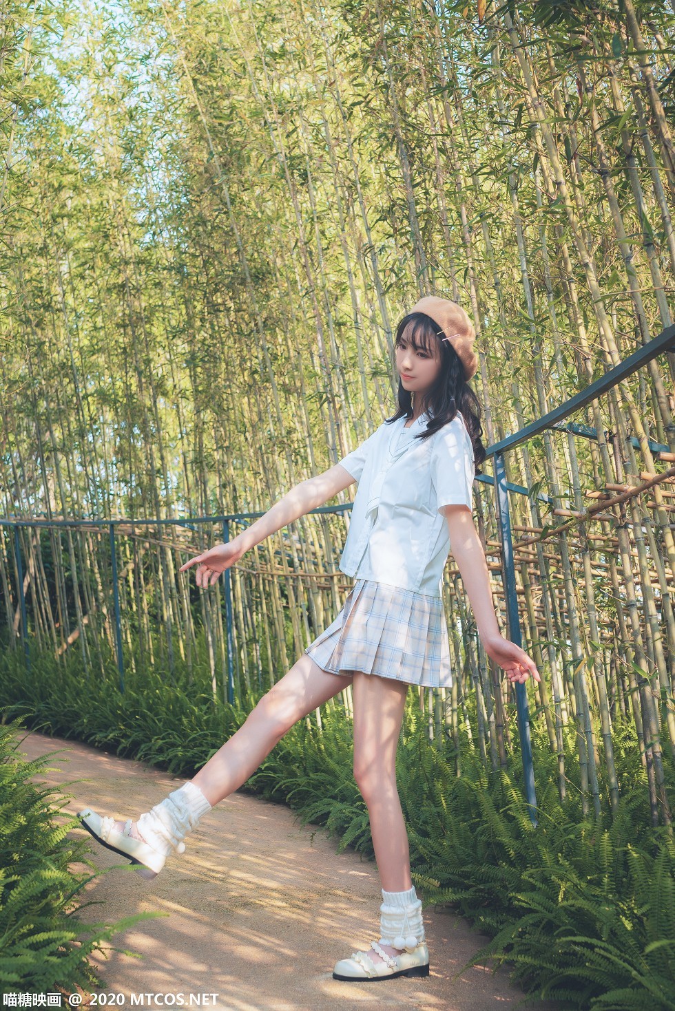 [喵糖映画]Vol.273_帽子美少女户外白云森林性感格子裙配白色腿袜秀美腿迷人写真28P