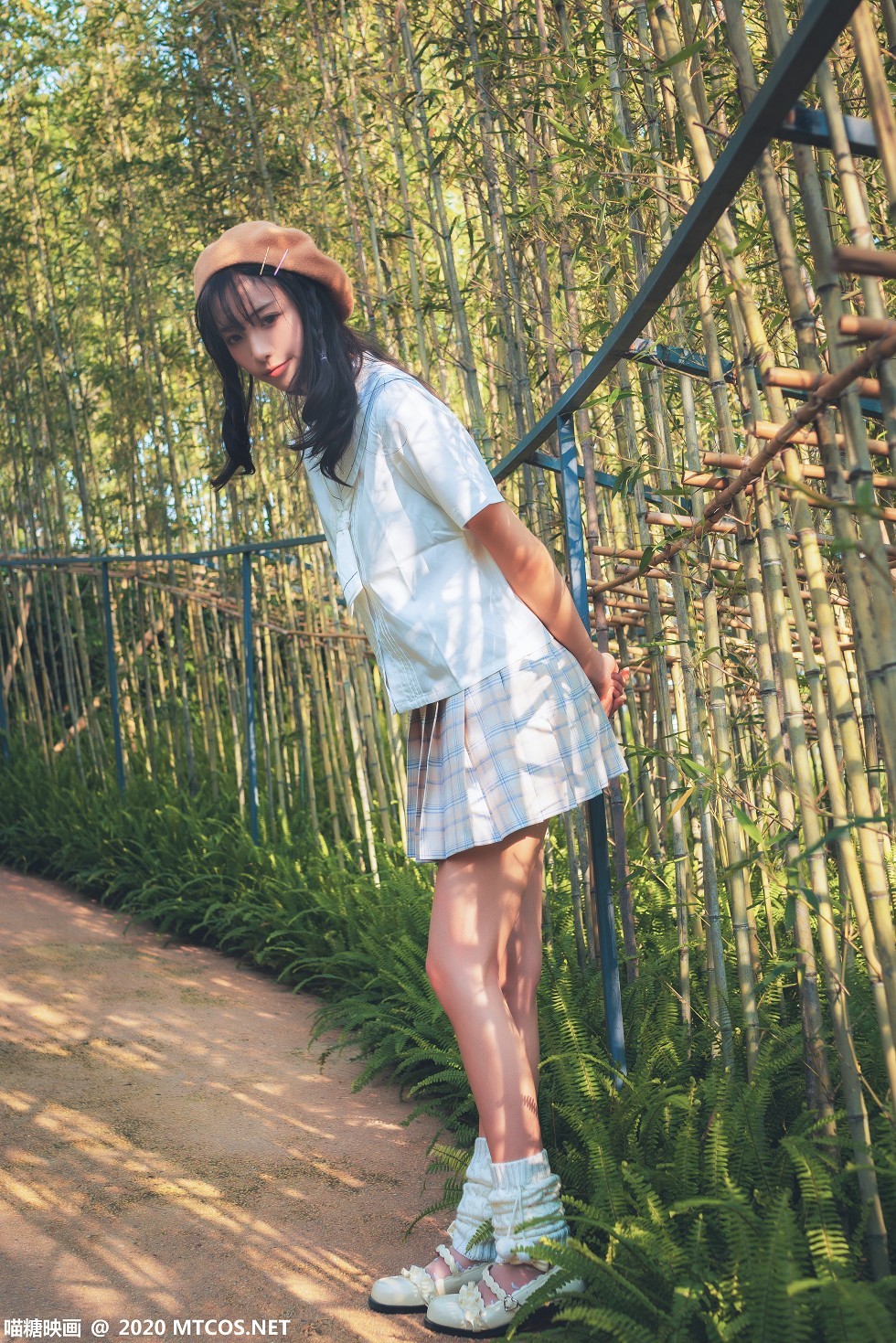 [喵糖映画]Vol.273_帽子美少女户外白云森林性感格子裙配白色腿袜秀美腿迷人写真28P