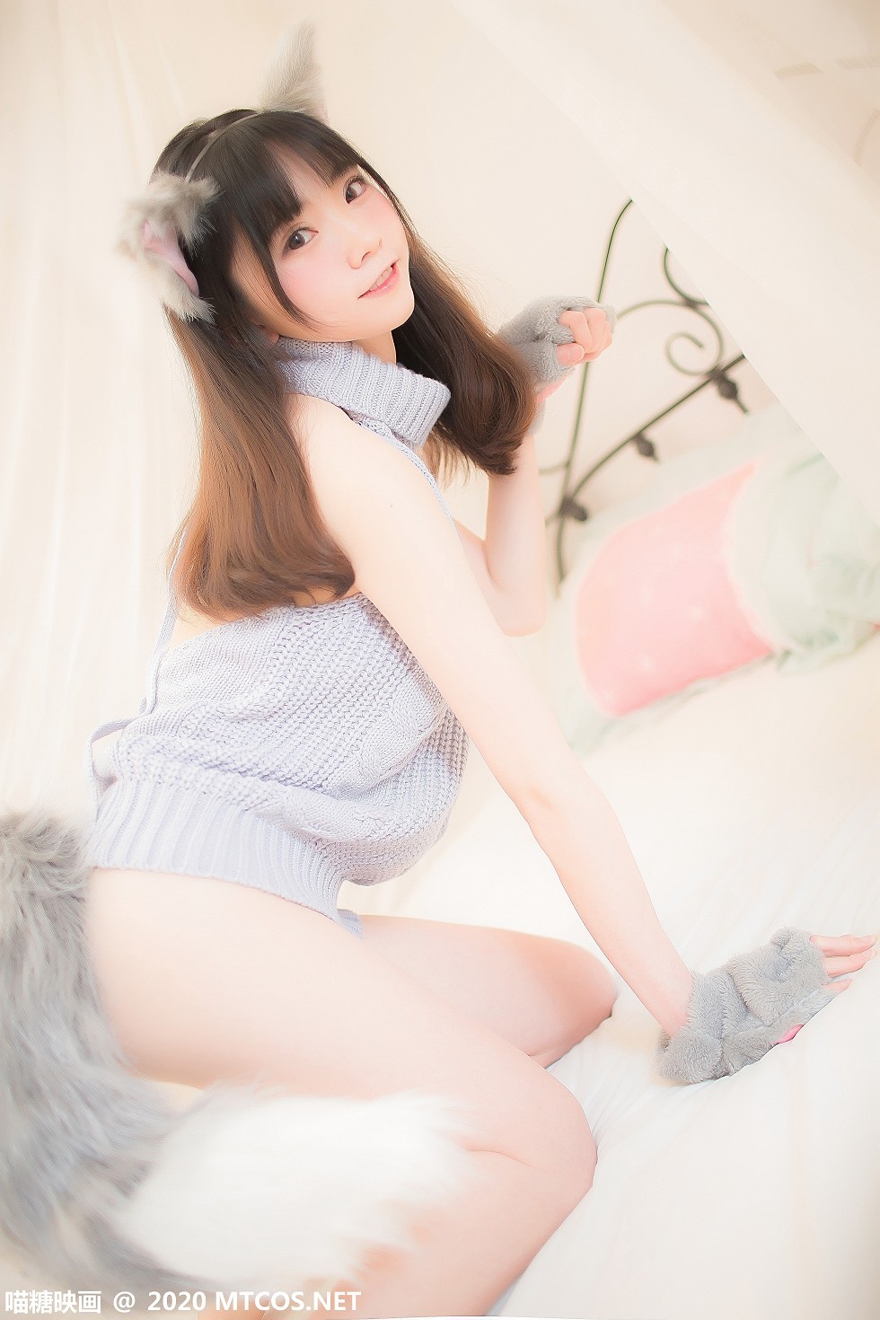 [喵糖映画]Vol.274_猫女郎美少女居家私房开背毛衣露性感美背白嫩肌肤迷人写真34P