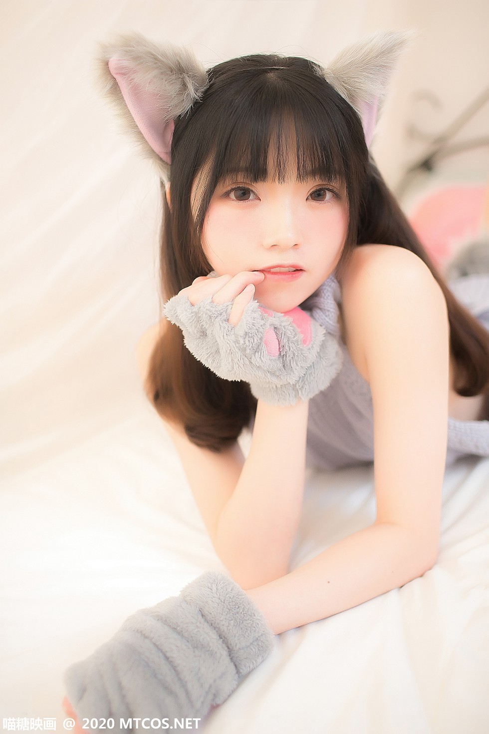 [喵糖映画]Vol.274_猫女郎美少女居家私房开背毛衣露性感美背白嫩肌肤迷人写真34P