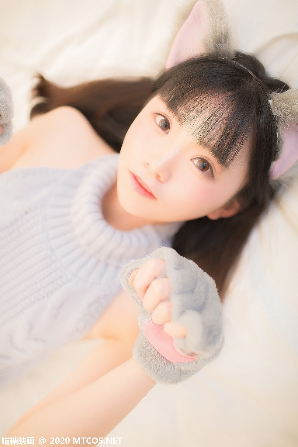 [喵糖映画]Vol.274_猫女郎美少女居家私房开背毛衣露性感美背白嫩肌肤迷人写真34P