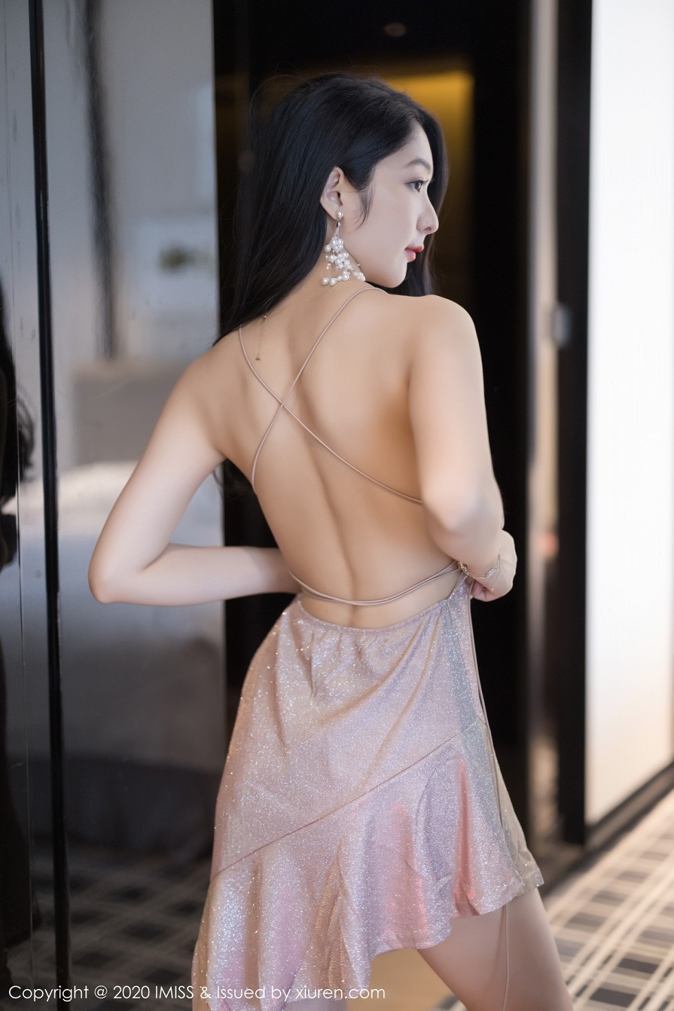 [IMISS爱蜜社]Vol.511_女神Angela小热巴私房典雅吊裙配肉丝裤袜秀完美身材诱惑写真55P