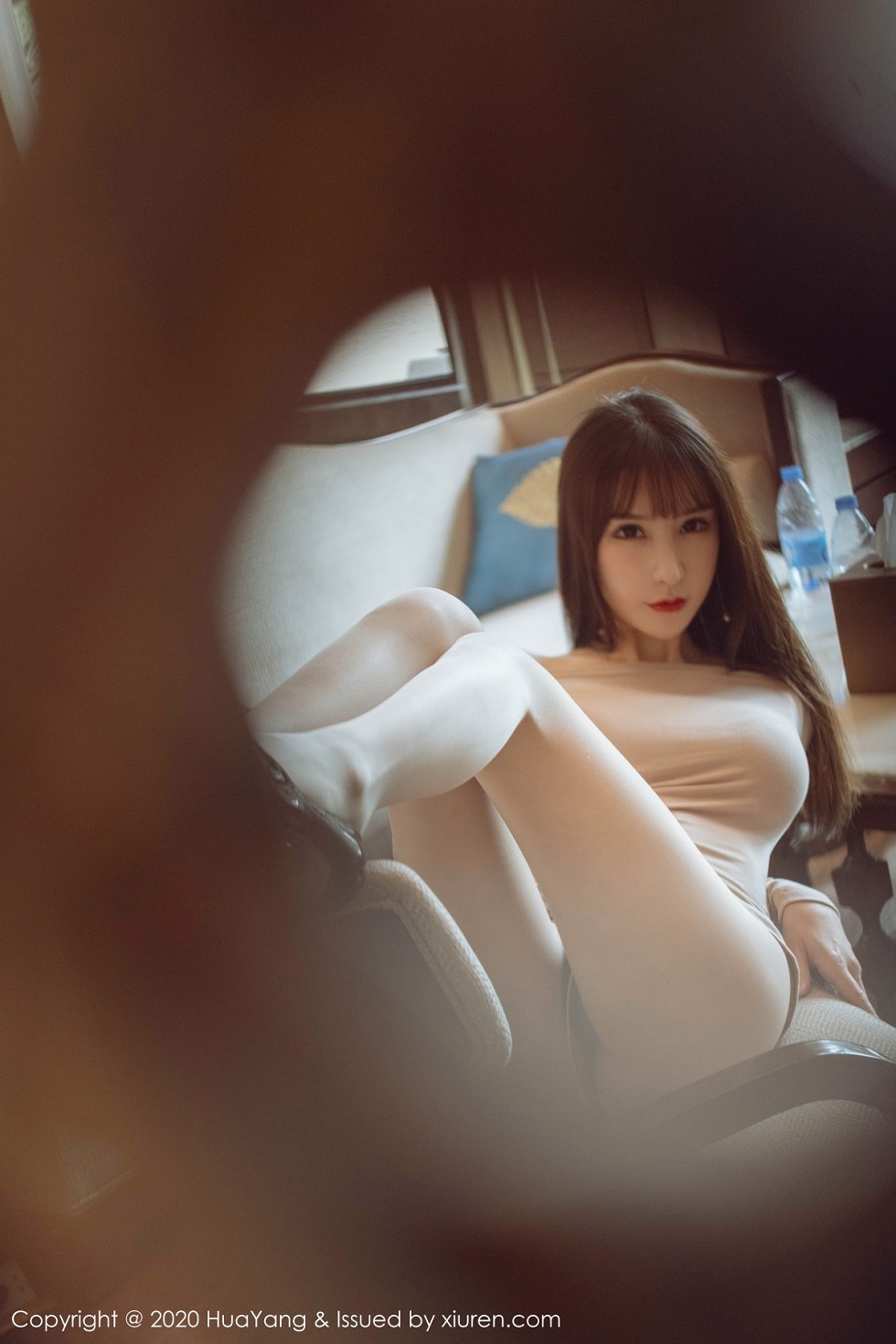 [HuaYang花漾]Vol.305_女神周于希Sandy西双版纳旅拍米色连身裙秀完美身材诱惑写真72P