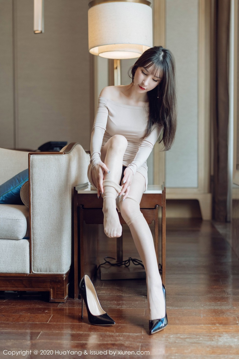 [HuaYang花漾]Vol.305_女神周于希Sandy西双版纳旅拍米色连身裙秀完美身材诱惑写真72P