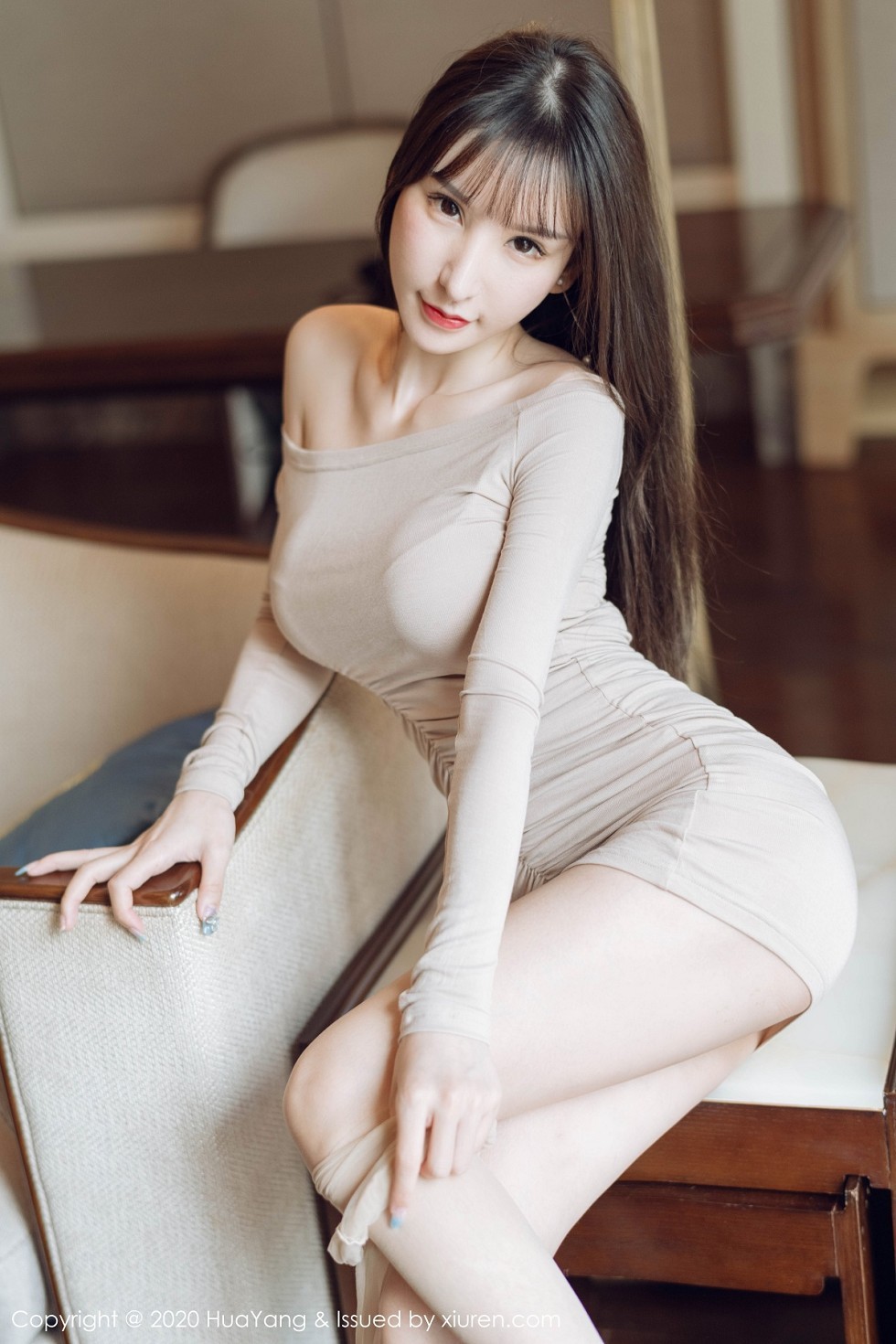 [HuaYang花漾]Vol.305_女神周于希Sandy西双版纳旅拍米色连身裙秀完美身材诱惑写真72P