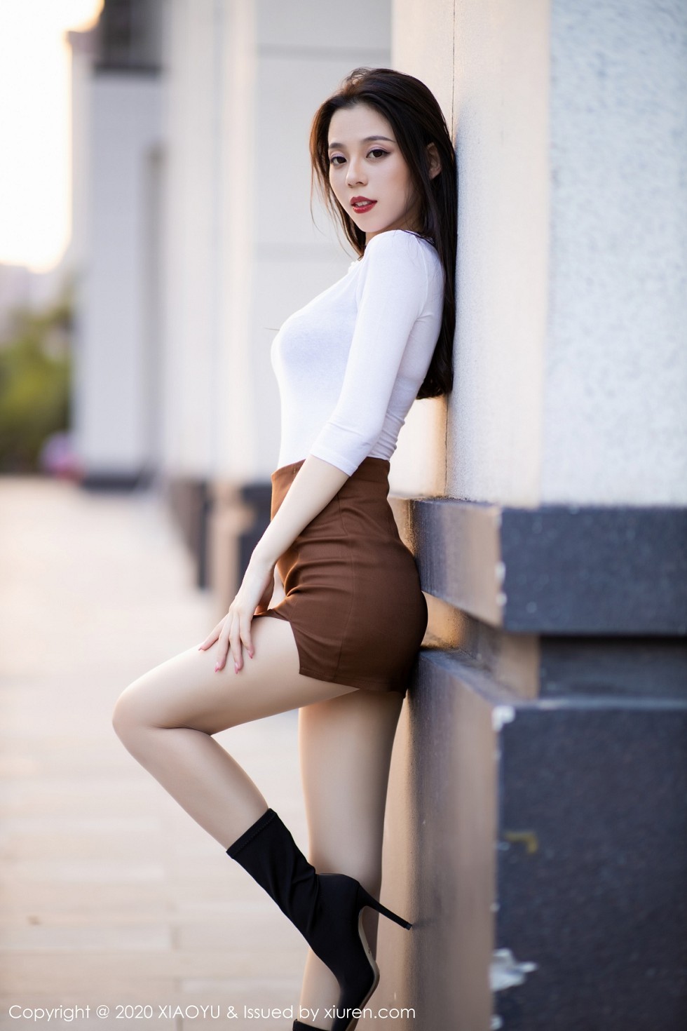 [XiaoYu画语界]Vol.387_嫩模言沫靓丽户外车拍主题性感红色内衣配肉丝袜诱惑写真105P