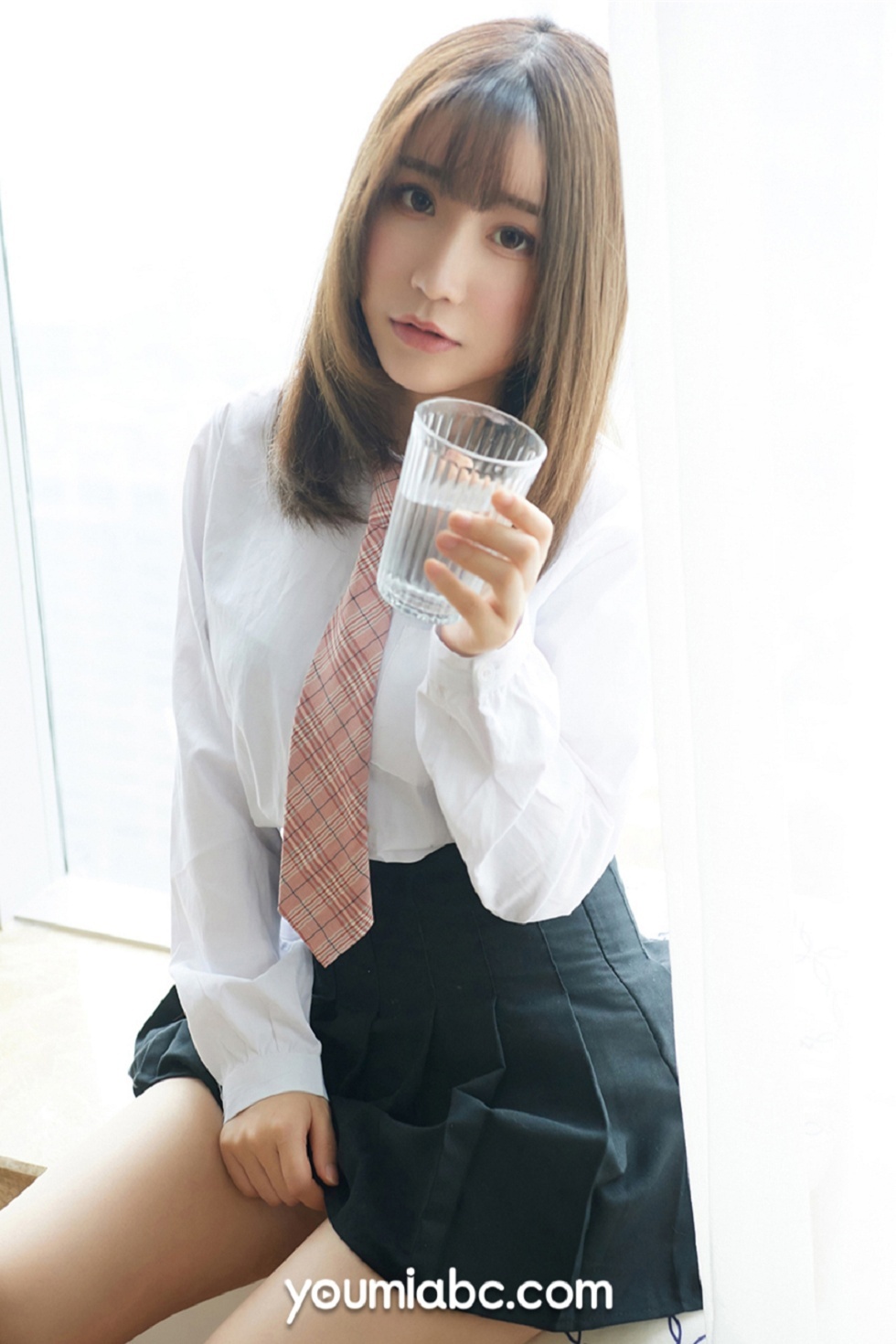 [YouMi尤蜜]Vol.379_嫩模绯月樱-Cherry学生妹制服主题半脱白衬衣露豪乳诱惑写真50P