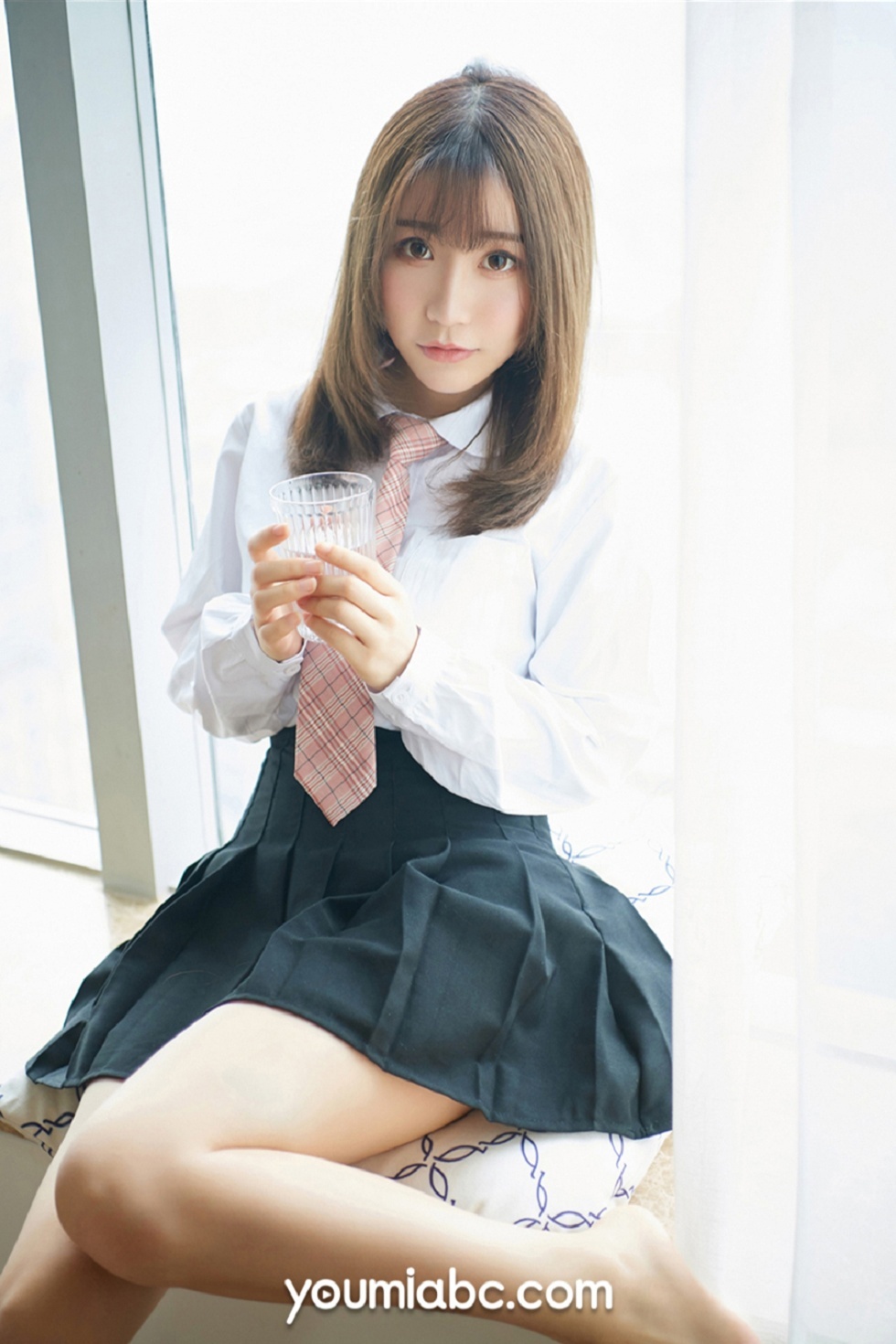 [YouMi尤蜜]Vol.379_嫩模绯月樱-Cherry学生妹制服主题半脱白衬衣露豪乳诱惑写真50P