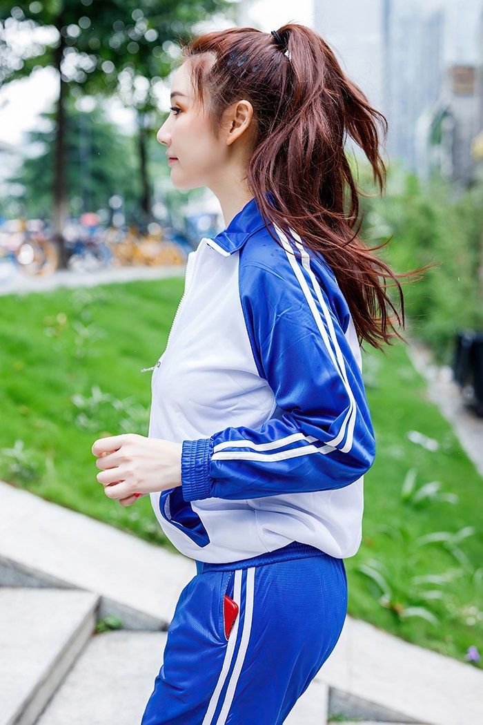 宝藏学生妹evon校服下的巨乳诱惑(图4)