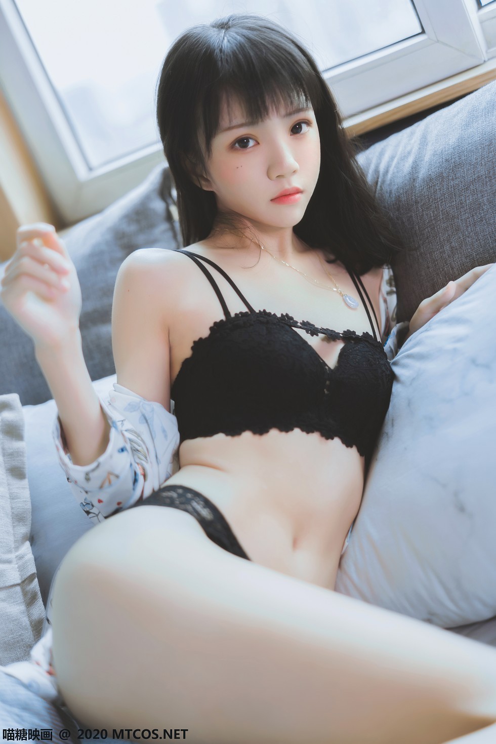 [喵糖映画]YML.002_花色衬衣美少女私房床上半脱露性感黑色蕾丝内衣迷人诱惑写真32P