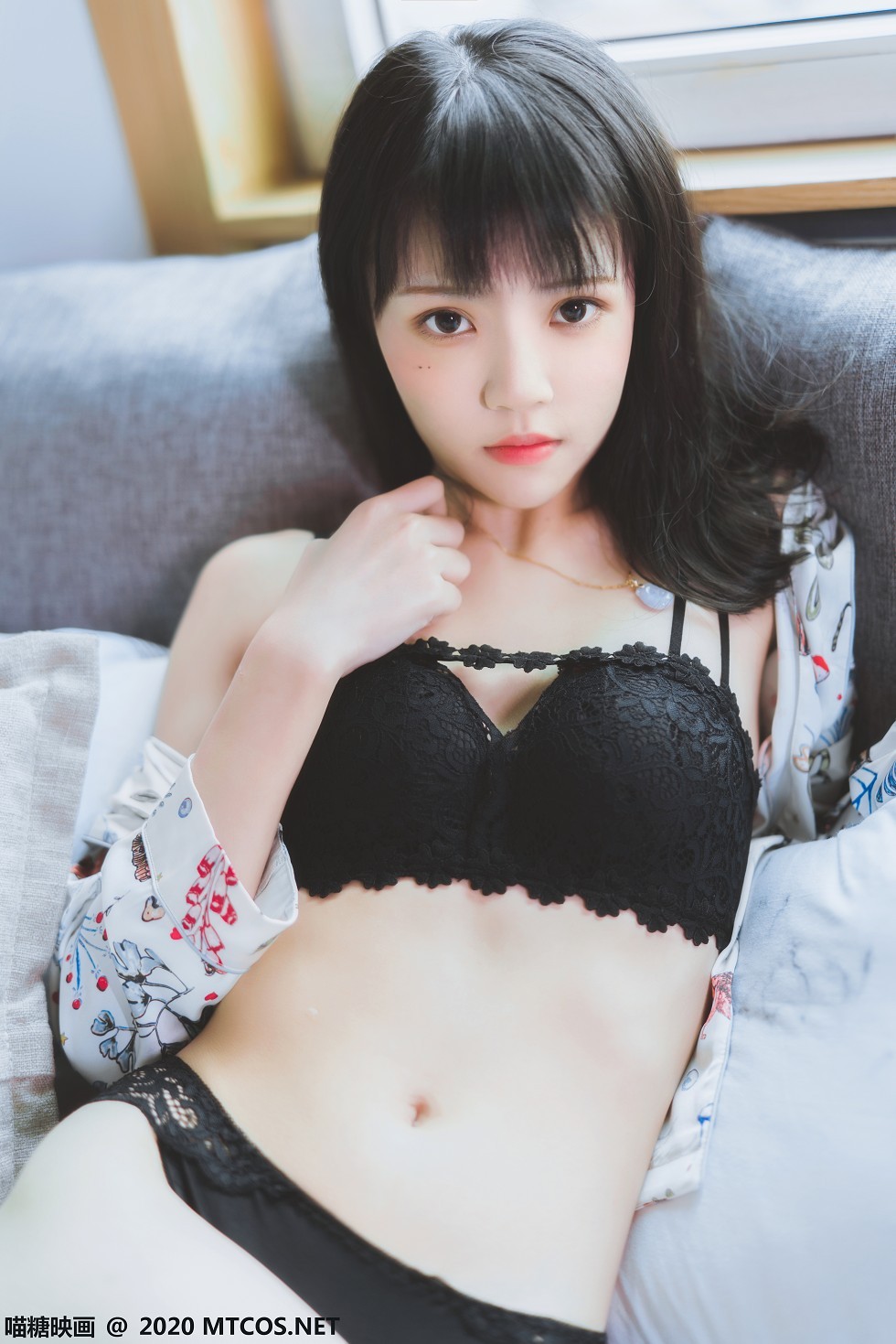 [喵糖映画]YML.002_花色衬衣美少女私房床上半脱露性感黑色蕾丝内衣迷人诱惑写真32P