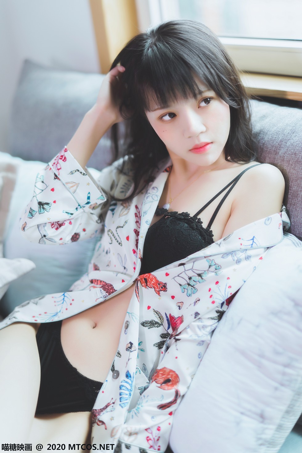 [喵糖映画]YML.002_花色衬衣美少女私房床上半脱露性感黑色蕾丝内衣迷人诱惑写真32P