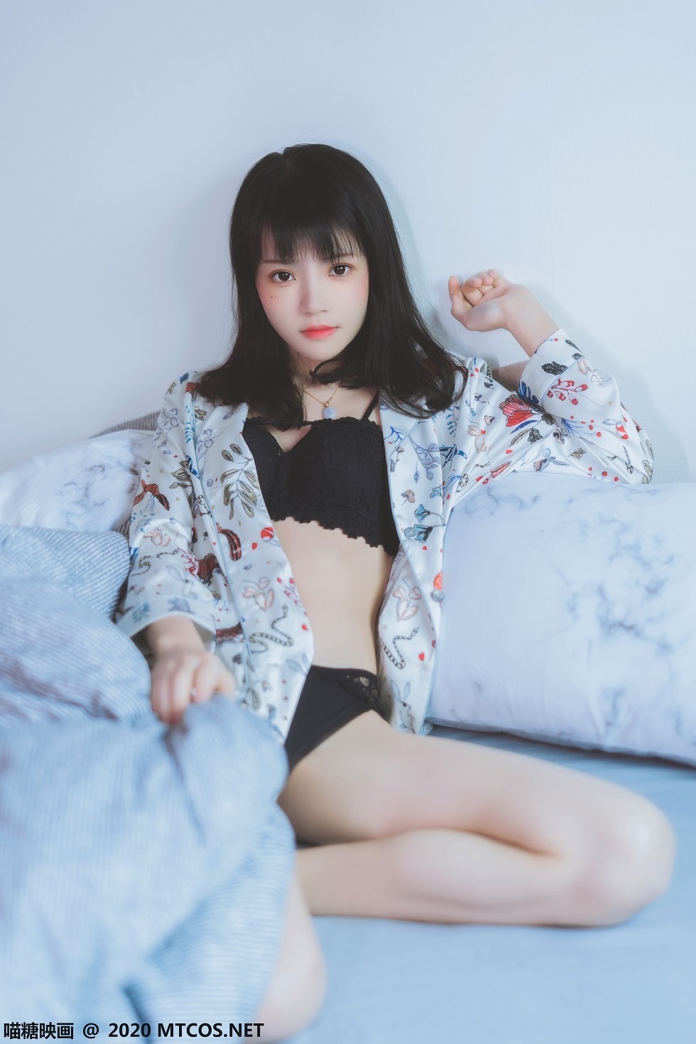 [喵糖映画]YML.002_花色衬衣美少女私房床上半脱露性感黑色蕾丝内衣迷人诱惑写真32P