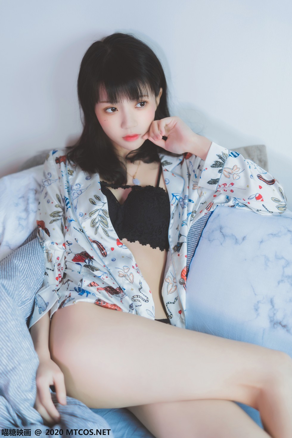 [喵糖映画]YML.002_花色衬衣美少女私房床上半脱露性感黑色蕾丝内衣迷人诱惑写真32P