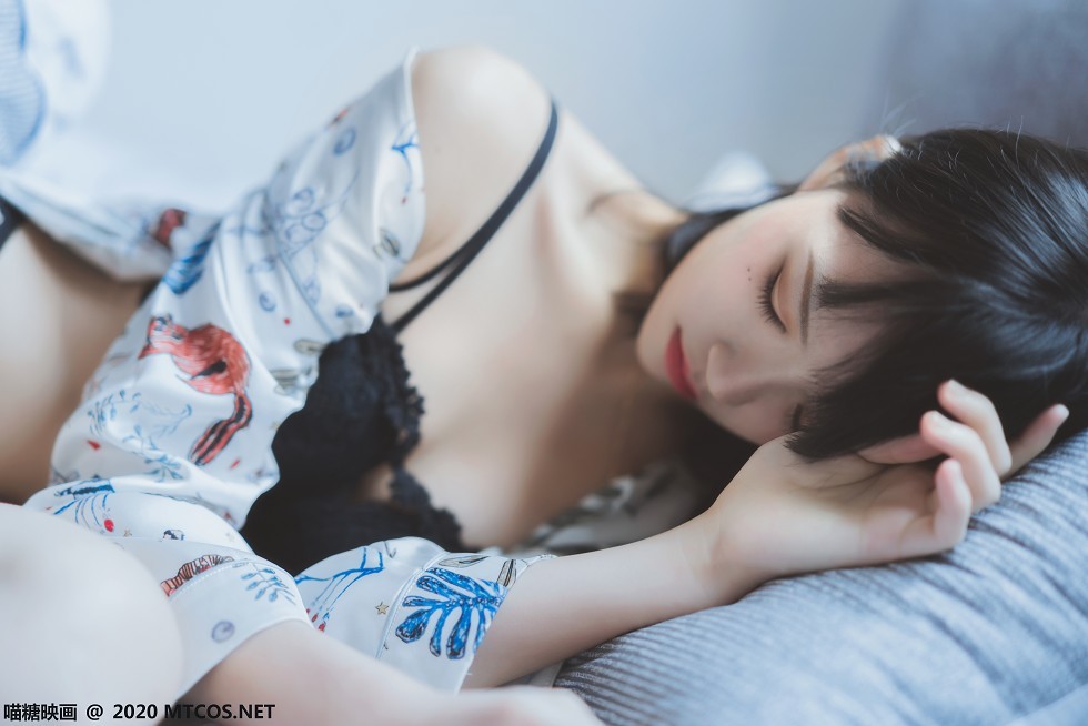 [喵糖映画]YML.002_花色衬衣美少女私房床上半脱露性感黑色蕾丝内衣迷人诱惑写真32P