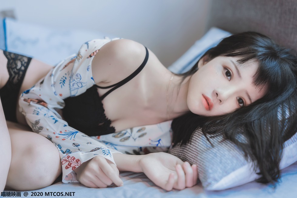 [喵糖映画]YML.002_花色衬衣美少女私房床上半脱露性感黑色蕾丝内衣迷人诱惑写真32P