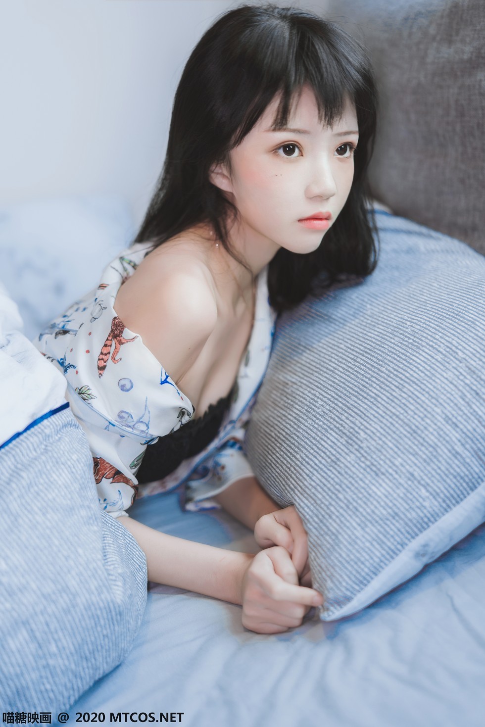 [喵糖映画]YML.002_花色衬衣美少女私房床上半脱露性感黑色蕾丝内衣迷人诱惑写真32P