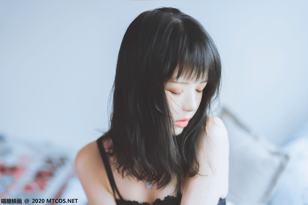 [喵糖映画]YML.002_花色衬衣美少女私房床上半脱露性感黑色蕾丝内衣迷人诱惑写真32P