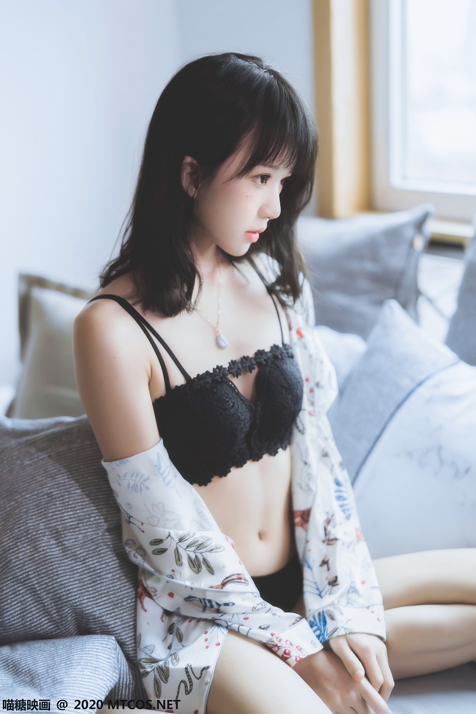 [喵糖映画]YML.002_花色衬衣美少女私房床上半脱露性感黑色蕾丝内衣迷人诱惑写真32P