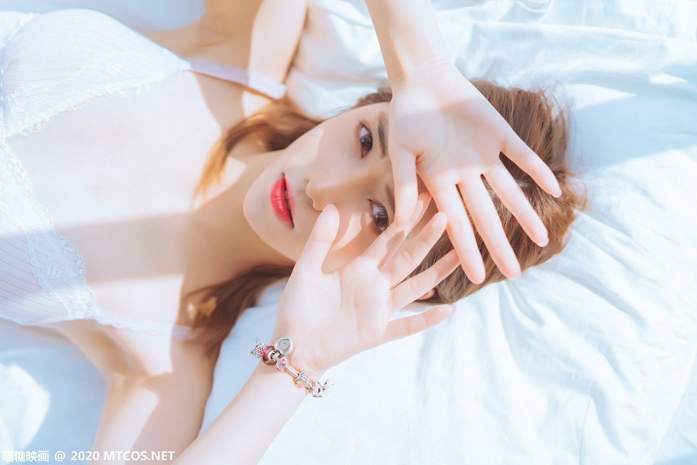 [喵糖映画]YML.003_毛衣外套美女户外阳光下性感蕾丝内衣秀完美身材清爽迷人写真20P