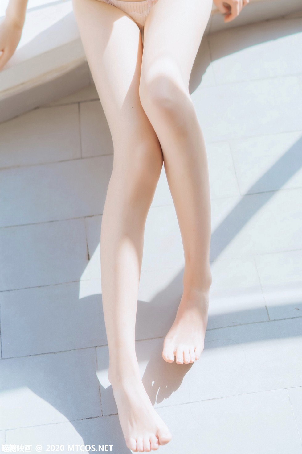 [喵糖映画]YML.003_毛衣外套美女户外阳光下性感蕾丝内衣秀完美身材清爽迷人写真20P