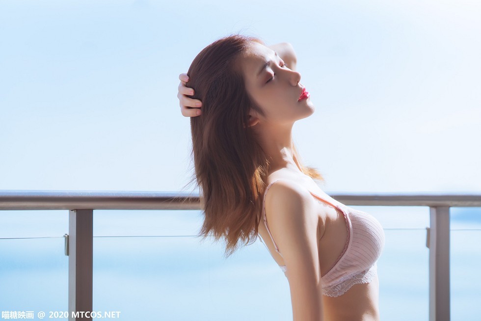 [喵糖映画]YML.003_毛衣外套美女户外阳光下性感蕾丝内衣秀完美身材清爽迷人写真20P