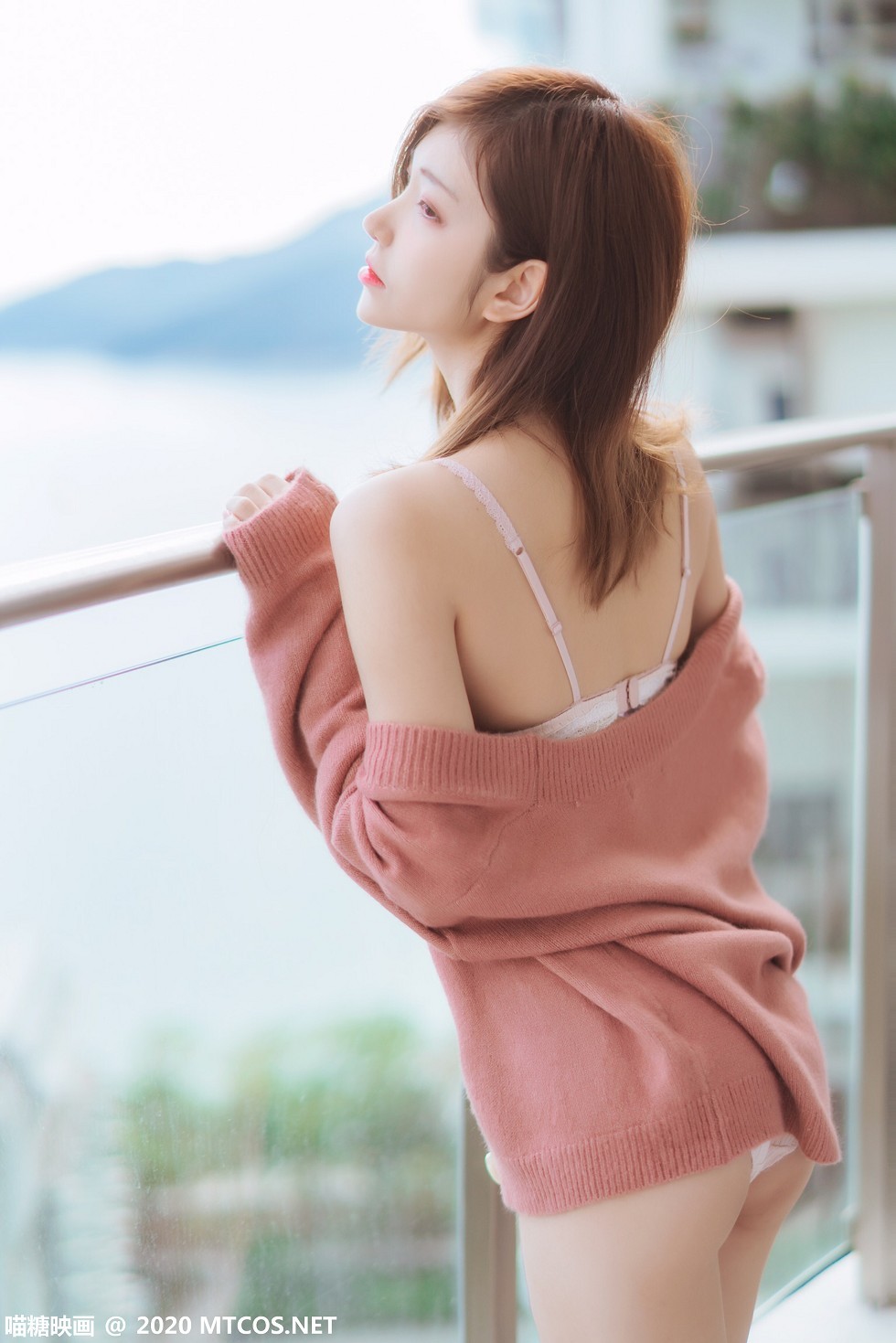 [喵糖映画]YML.003_毛衣外套美女户外阳光下性感蕾丝内衣秀完美身材清爽迷人写真20P