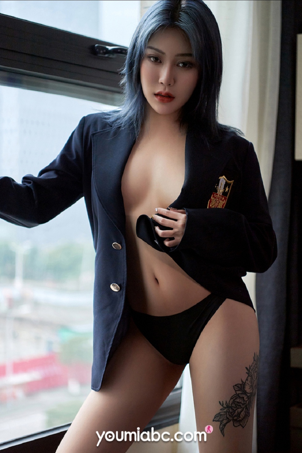 [YouMi尤蜜]Vol.382_嫩模孙Amber私房真空黑色制服半开露豪乳半球撩人诱惑写真26P