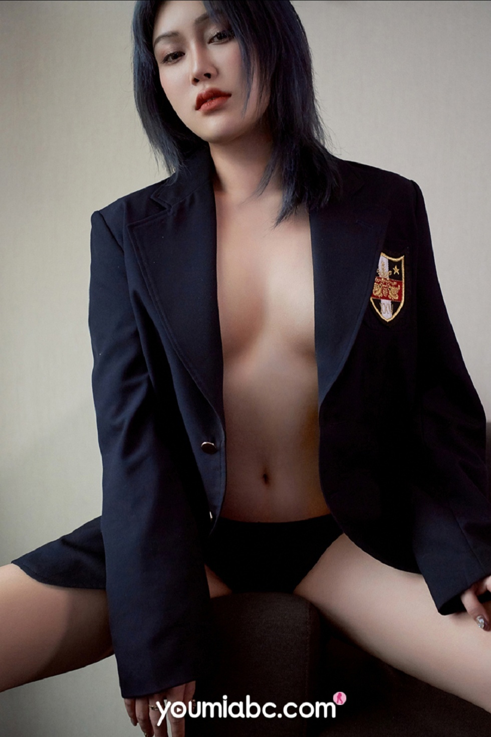 [YouMi尤蜜]Vol.382_嫩模孙Amber私房真空黑色制服半开露豪乳半球撩人诱惑写真26P