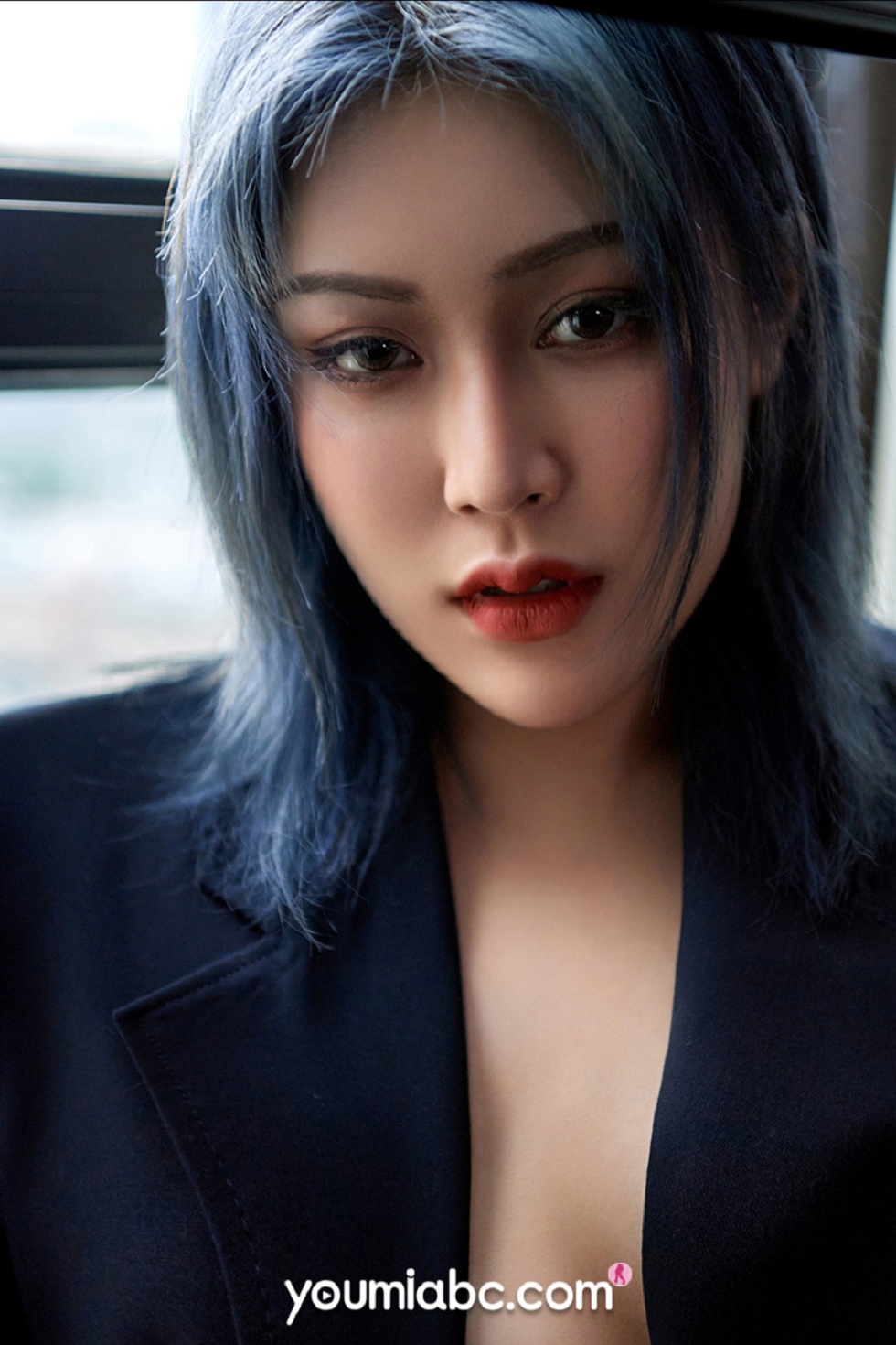 [YouMi尤蜜]Vol.382_嫩模孙Amber私房真空黑色制服半开露豪乳半球撩人诱惑写真26P