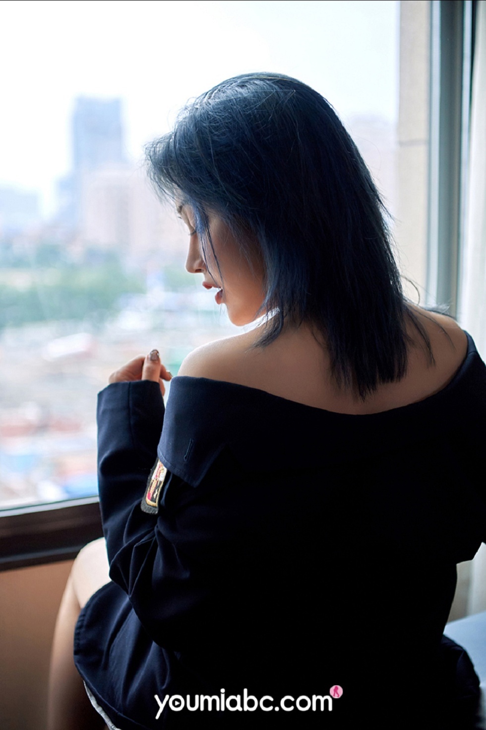 [YouMi尤蜜]Vol.382_嫩模孙Amber私房真空黑色制服半开露豪乳半球撩人诱惑写真26P