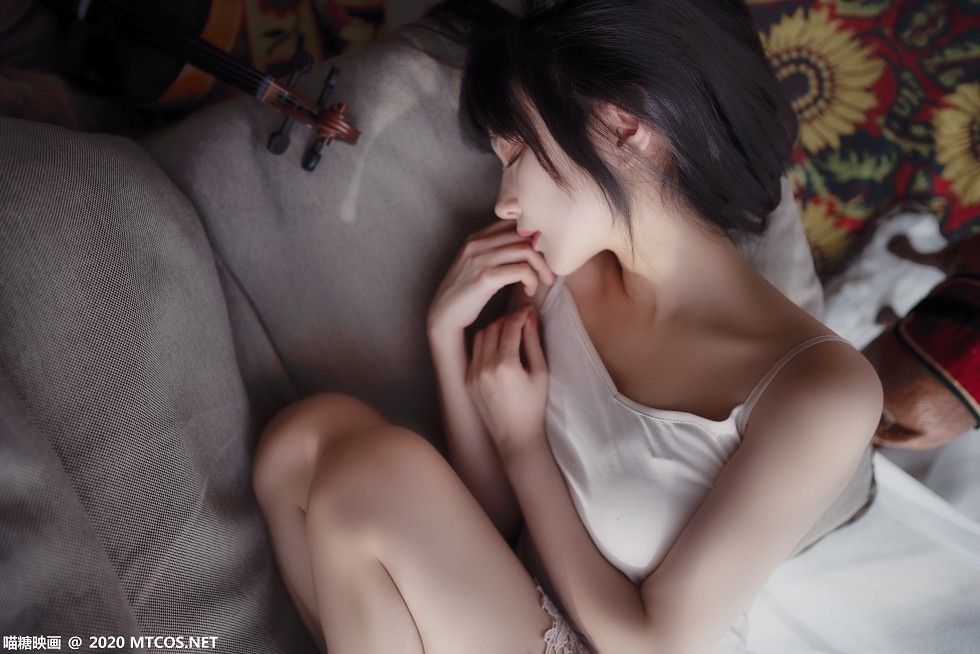 [喵糖映画]Vol.280_长发居家女友私房性感纯色吊带连身裙秀白嫩肌肤靓丽迷人写真20P