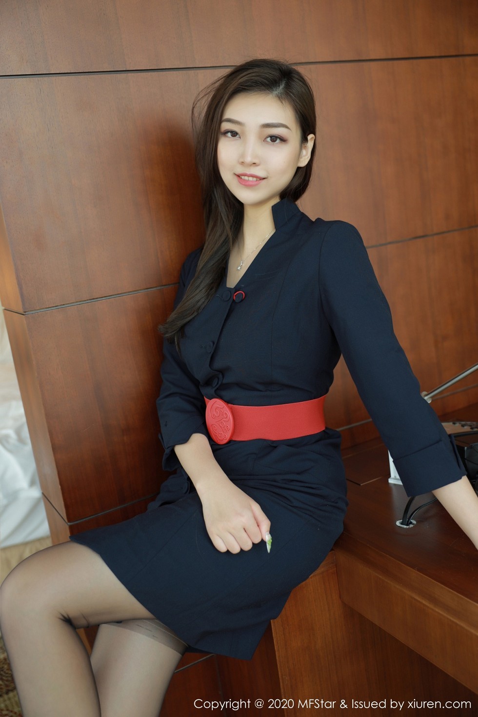 [MFStar模范学院]Vol.404_嫩模郑颖姗空乘制服主题黑色蕾丝内衣配吊带黑丝诱惑写真50P