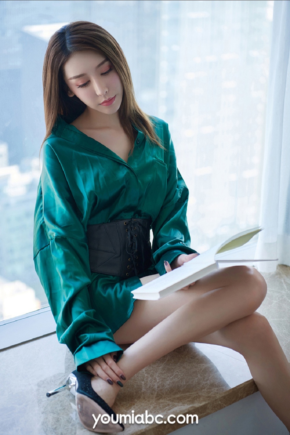 [YouMi尤蜜]Vol.385_嫩模然熙私房典雅绿色服饰半撩露蕾丝内裤秀惹火身材诱惑写真52P