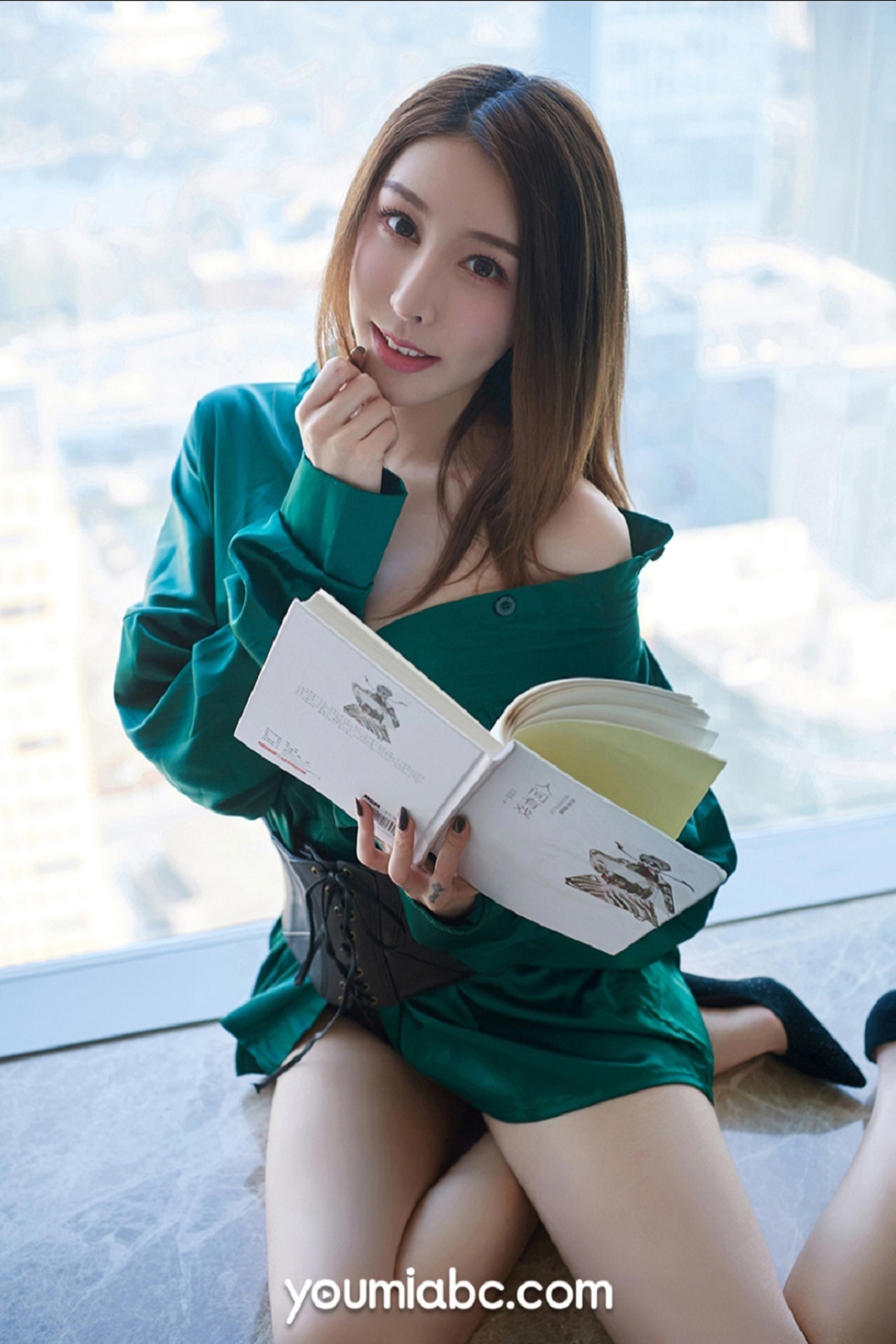 [YouMi尤蜜]Vol.385_嫩模然熙私房典雅绿色服饰半撩露蕾丝内裤秀惹火身材诱惑写真52P